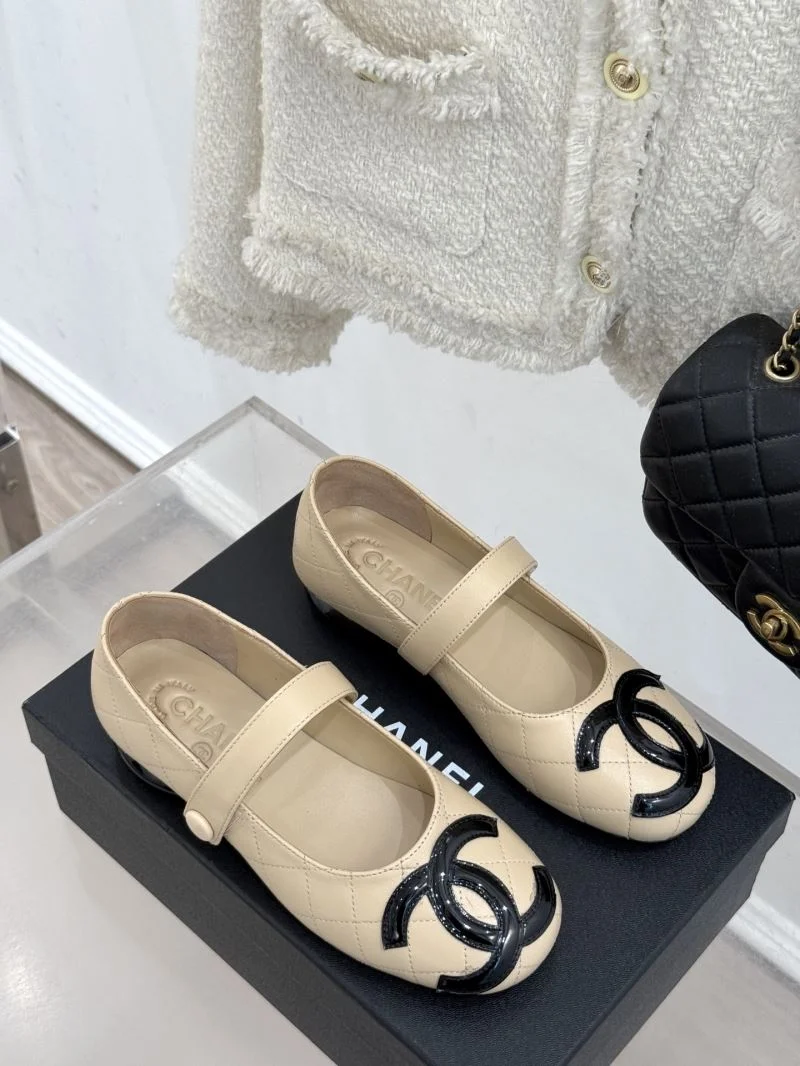 Neat Chanel Low Shoes 19247