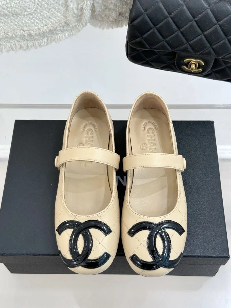 Neat Chanel Low Shoes 19247
