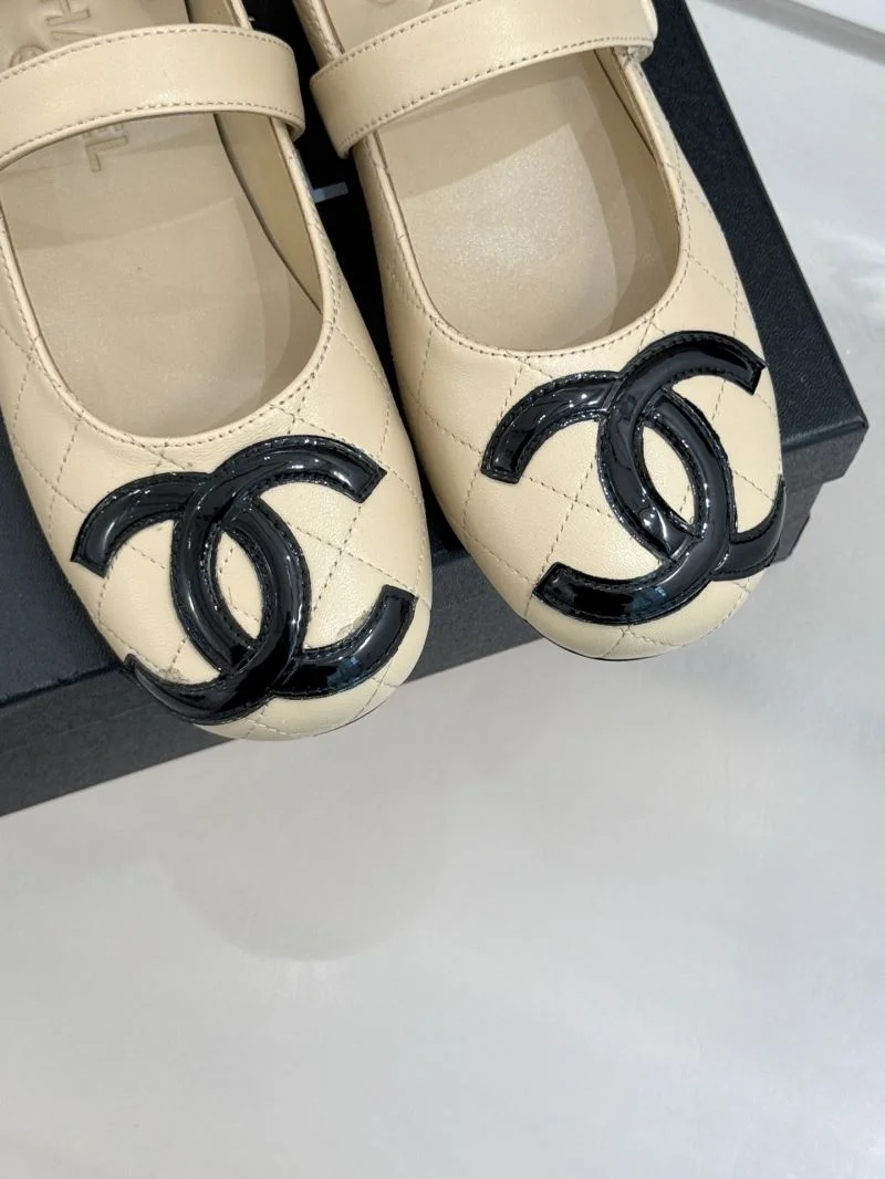 Neat Chanel Low Shoes 19247