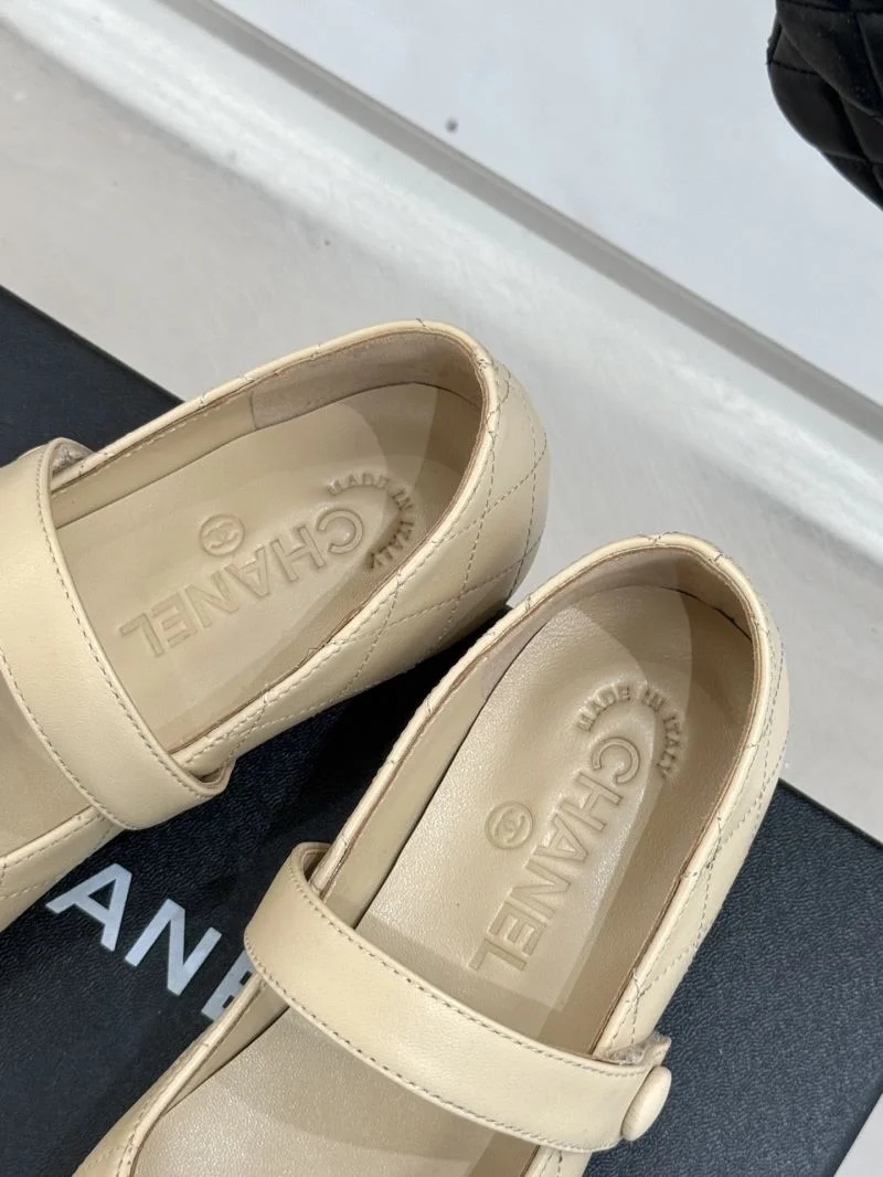 Neat Chanel Low Shoes 19247