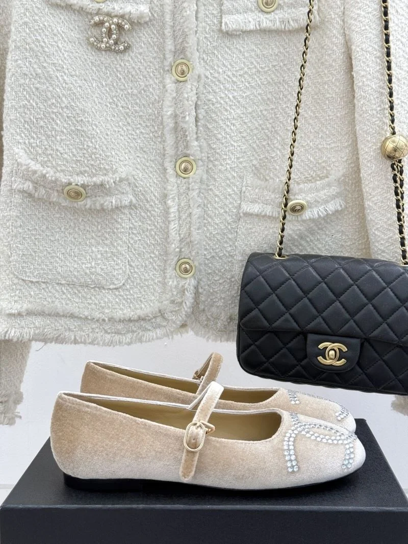 Chanel Low Shoes Durable 19251