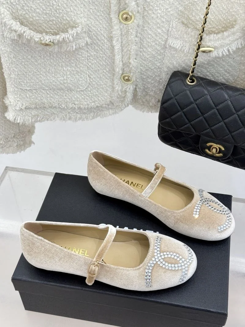 Chanel Low Shoes Durable 19251