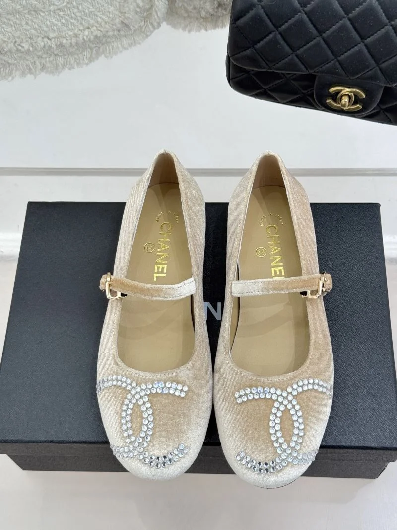 Chanel Low Shoes Durable 19251