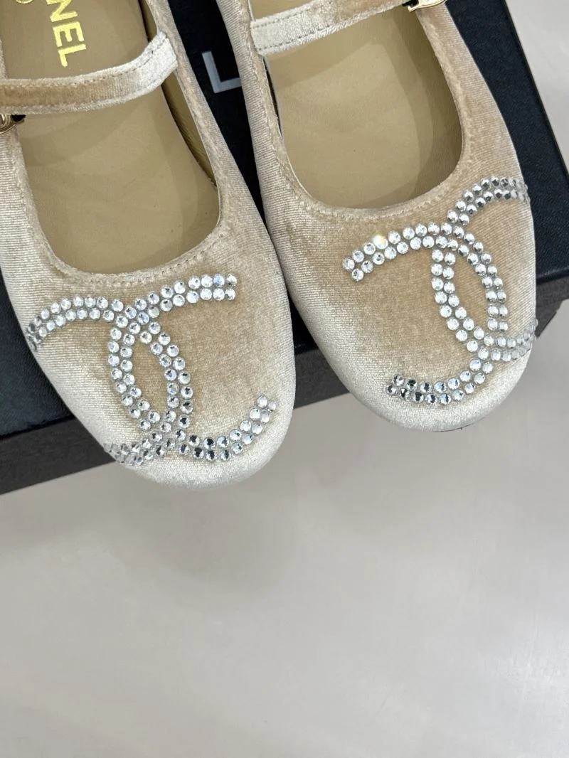 Chanel Low Shoes Durable 19251