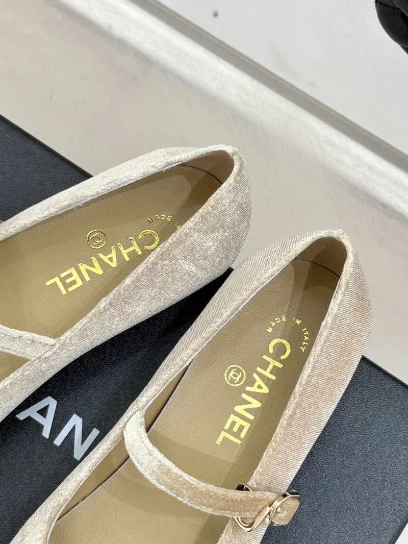 Chanel Low Shoes Durable 19251