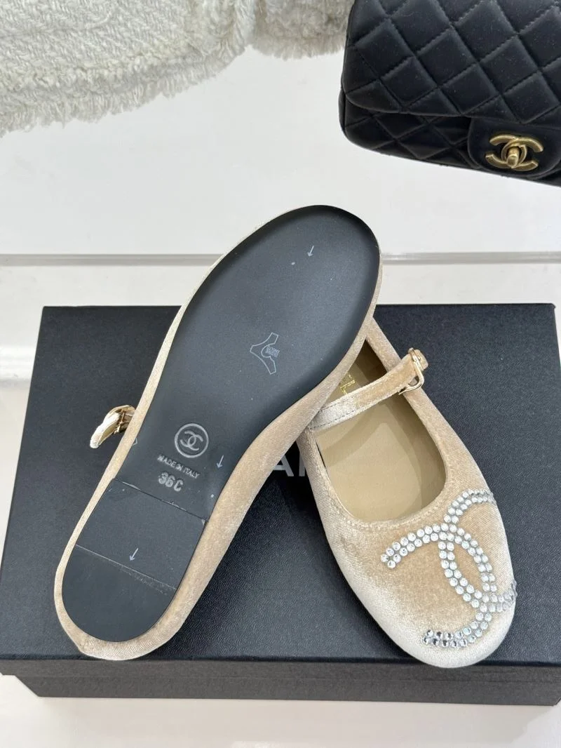 Chanel Low Shoes Durable 19251