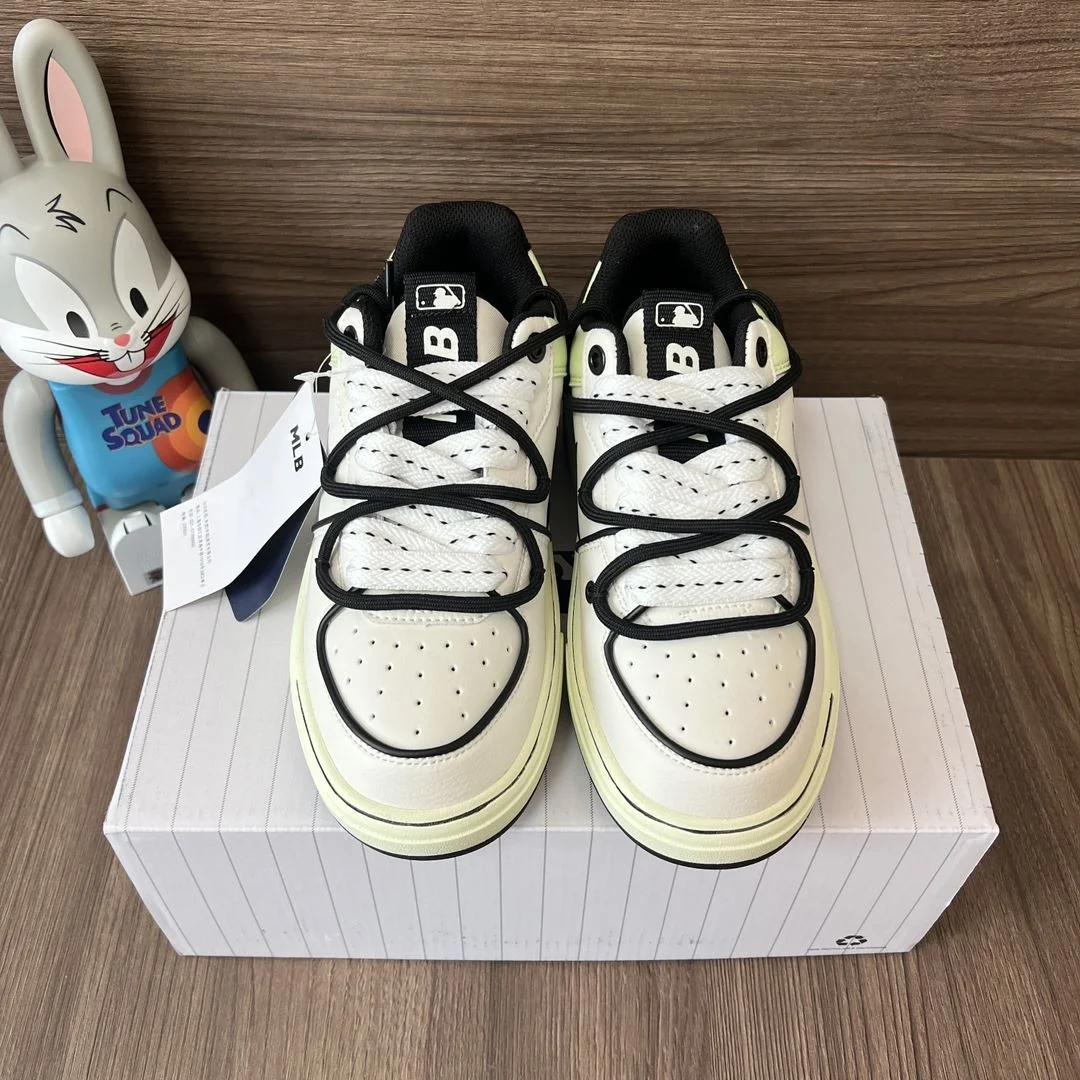 Chic Chanel Low Shoes 18122