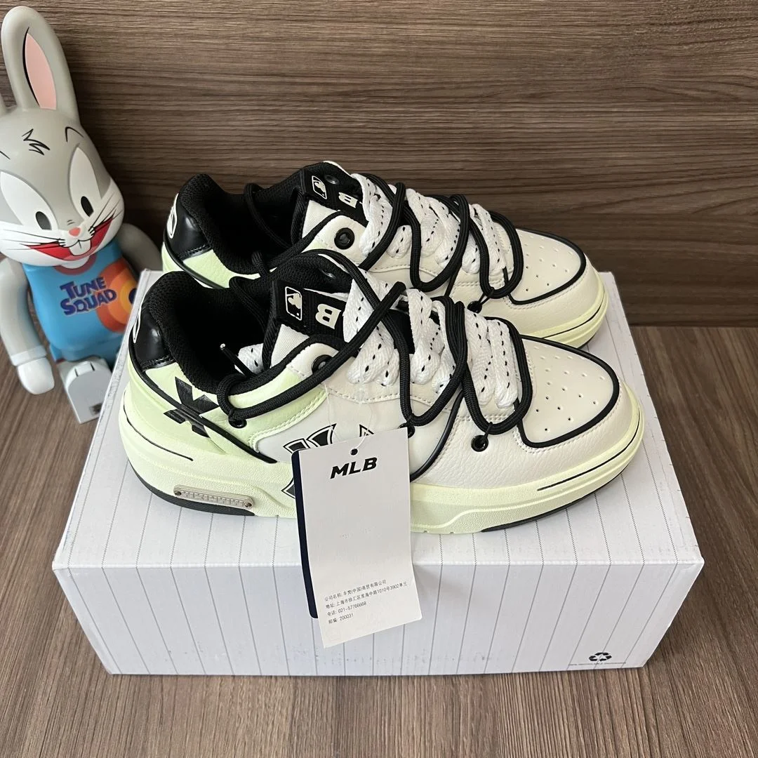 Chic Chanel Low Shoes 18122