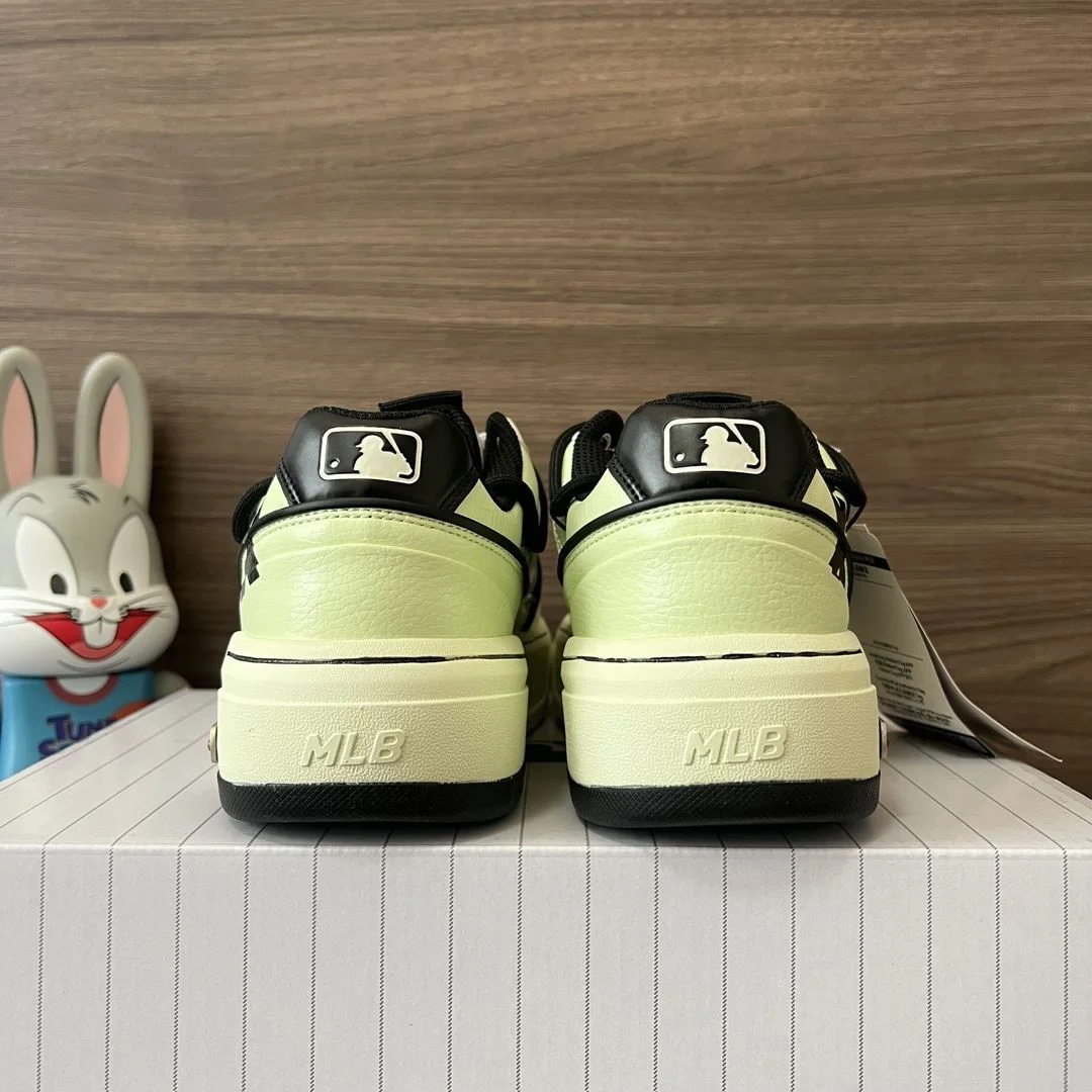 Chic Chanel Low Shoes 18122
