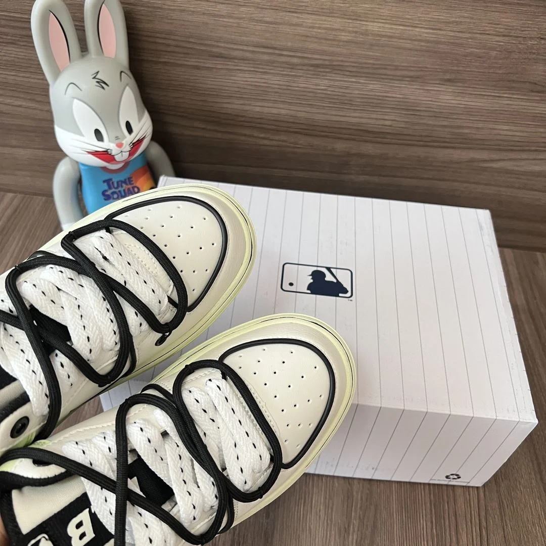 Chic Chanel Low Shoes 18122