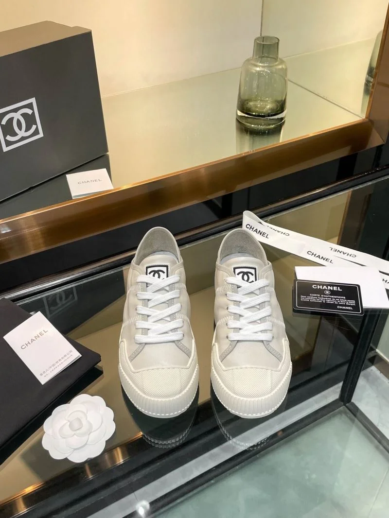 Chanel Low Shoes Bold 18109