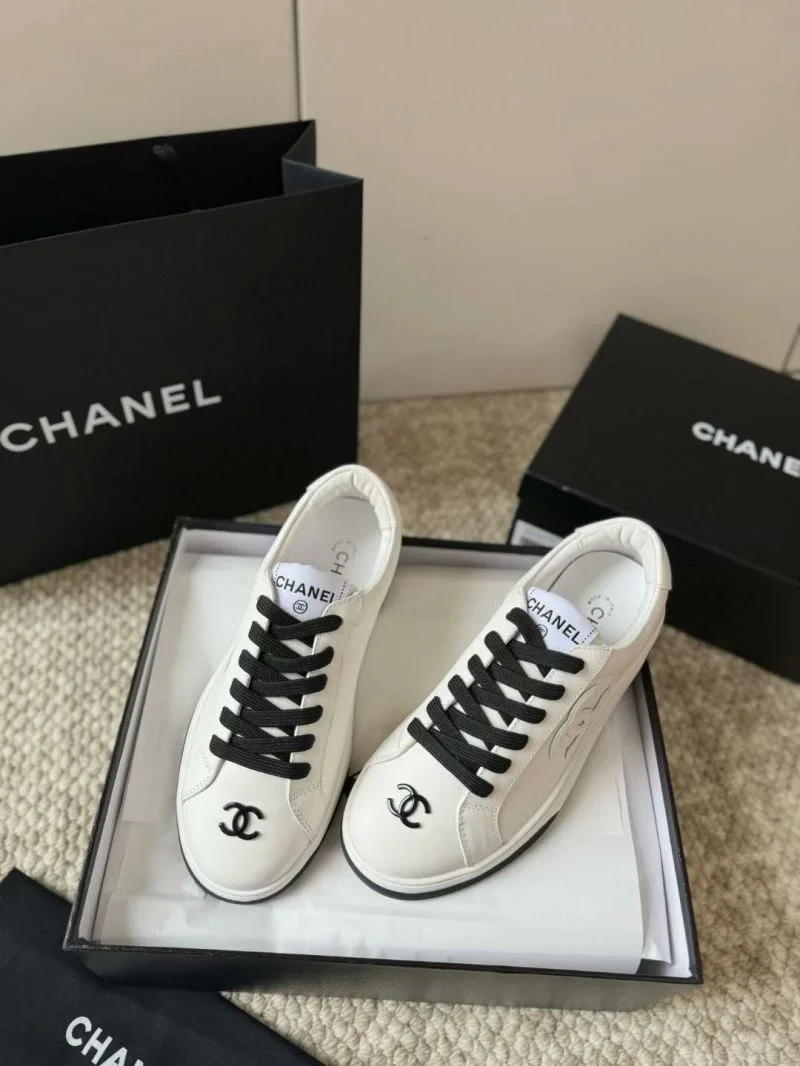 Refined Chanel Low Shoes 18050