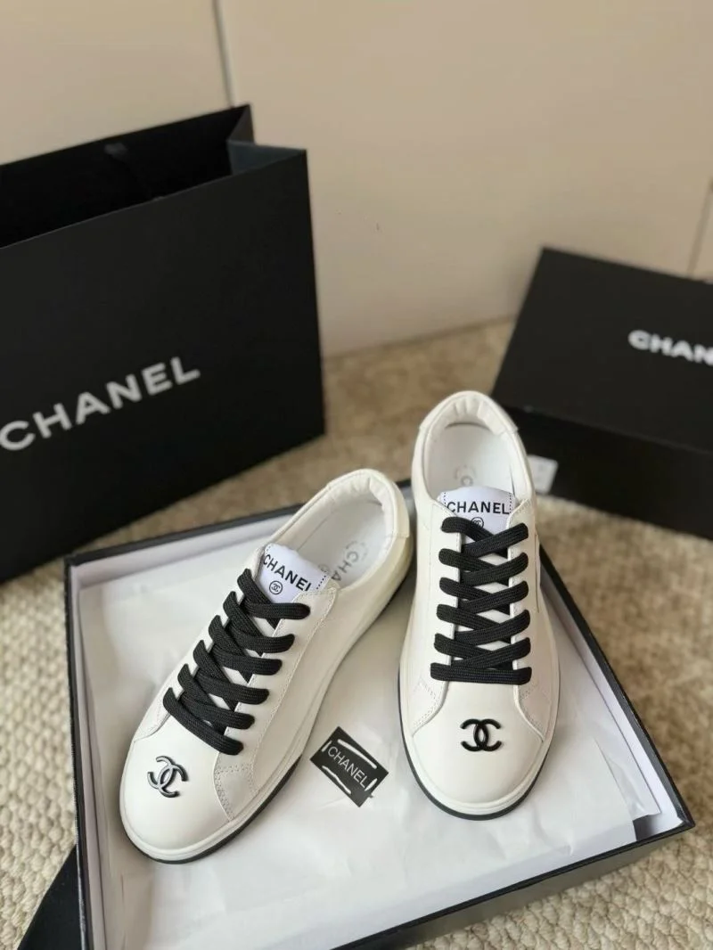 Refined Chanel Low Shoes 18050