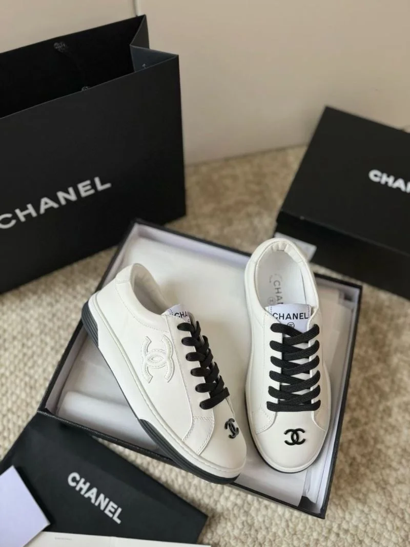 Refined Chanel Low Shoes 18050