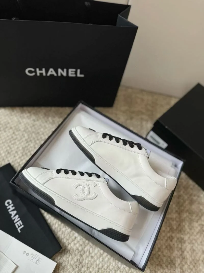 Refined Chanel Low Shoes 18050