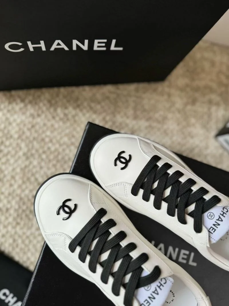 Refined Chanel Low Shoes 18050