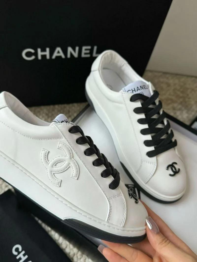 Refined Chanel Low Shoes 18050