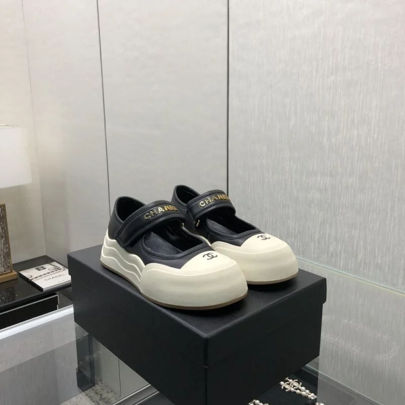 Practical Chanel Low Shoes 18035