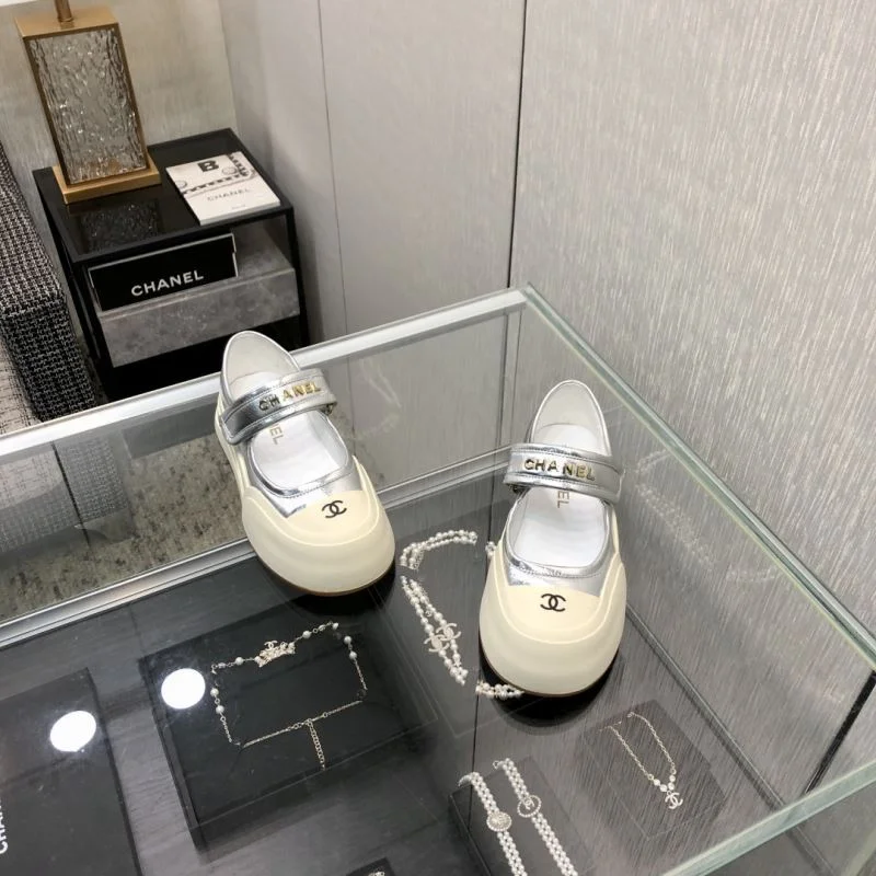 Chanel Low Shoes Stylish 18025