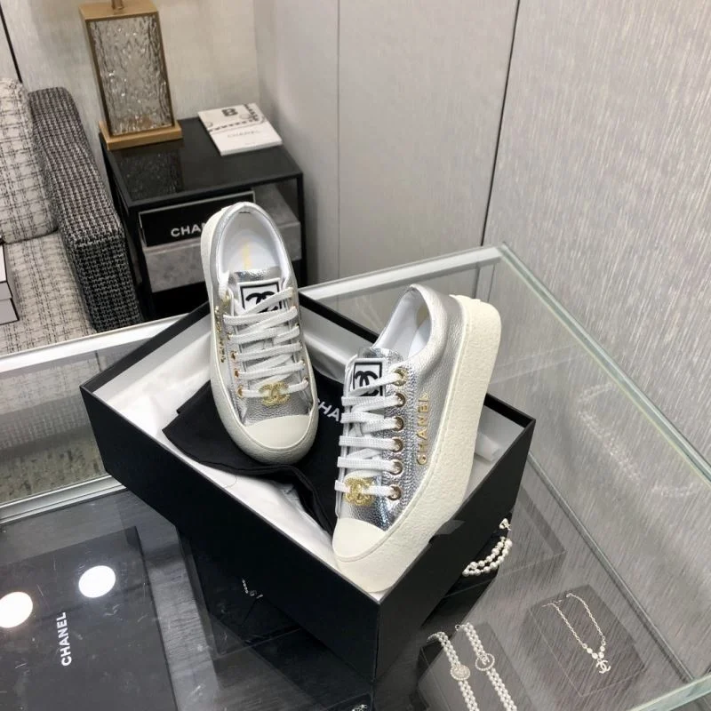Refined Chanel Low Shoes 18038