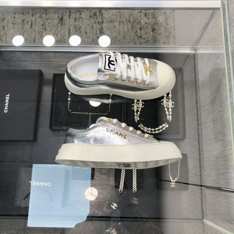 Refined Chanel Low Shoes 18038