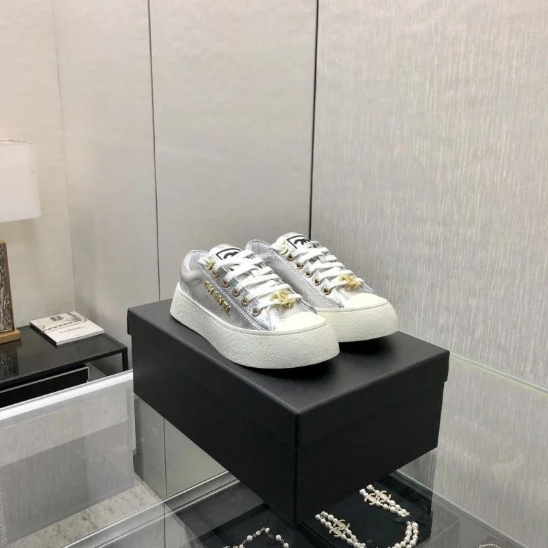 Refined Chanel Low Shoes 18038