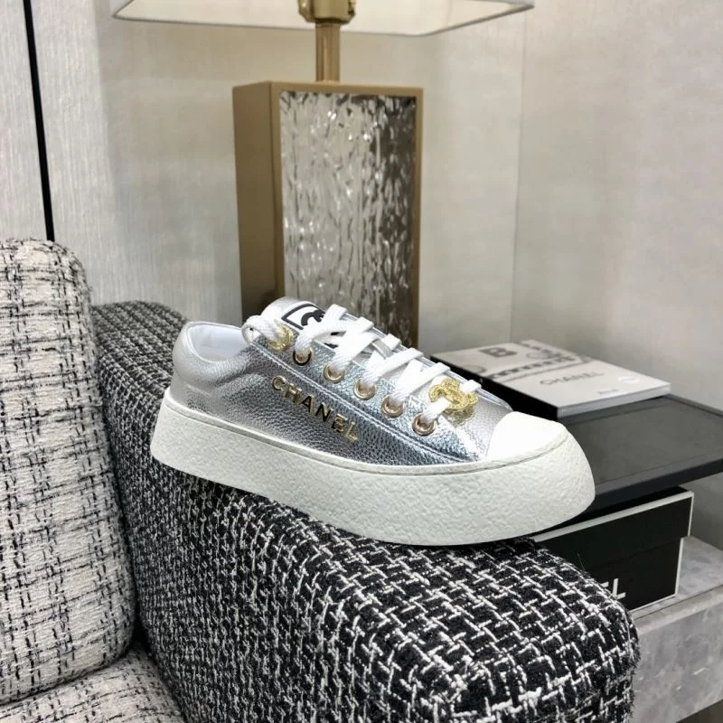 Refined Chanel Low Shoes 18038