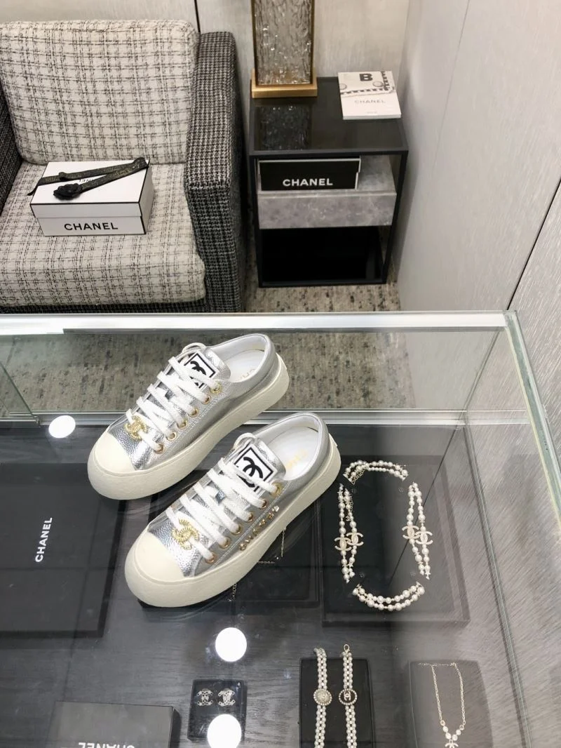 Refined Chanel Low Shoes 18038