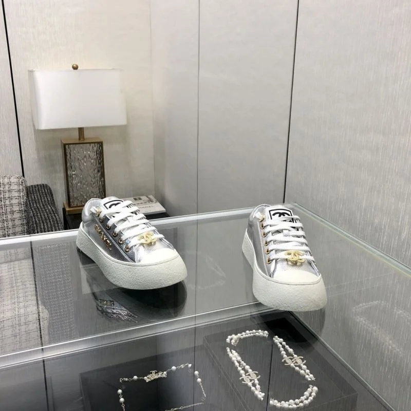 Refined Chanel Low Shoes 18038