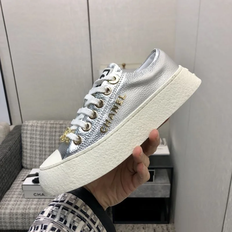 Refined Chanel Low Shoes 18038