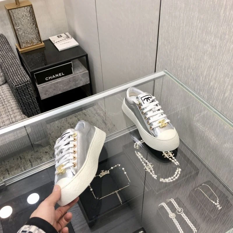 Refined Chanel Low Shoes 18038
