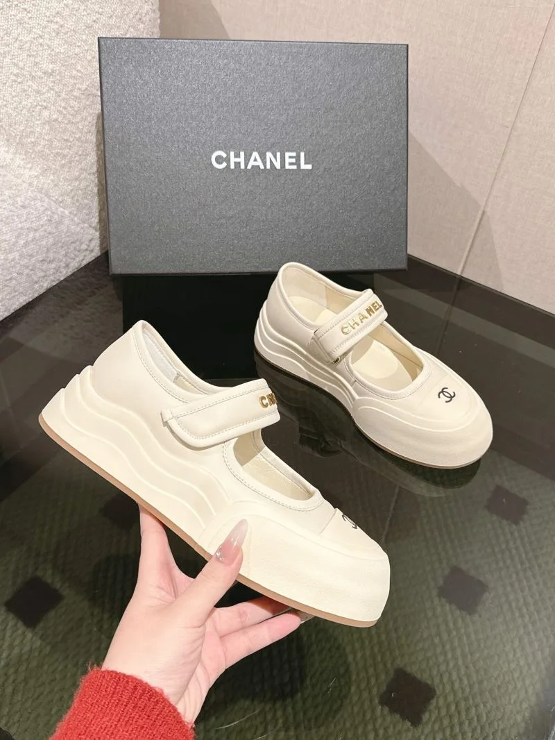 Chanel Low Shoes Elegant 18087