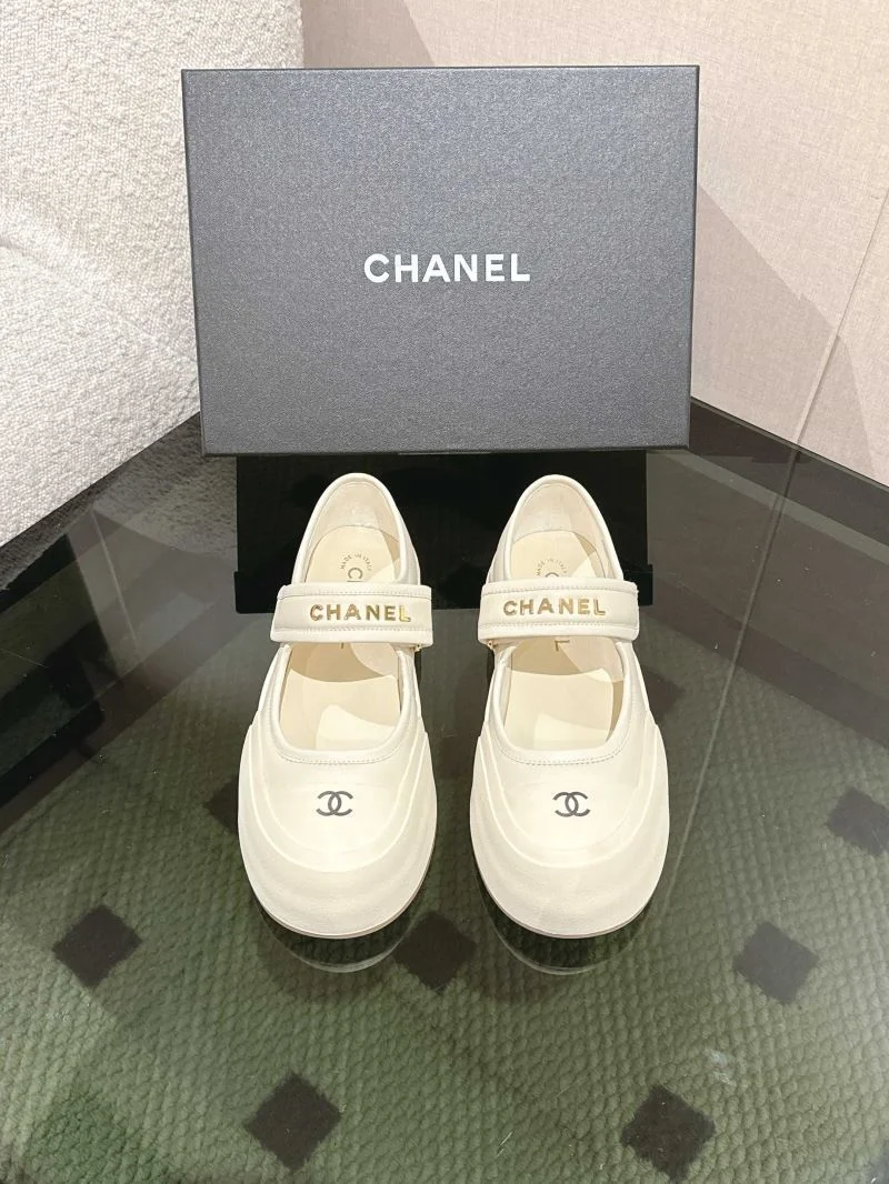 Chanel Low Shoes Elegant 18087