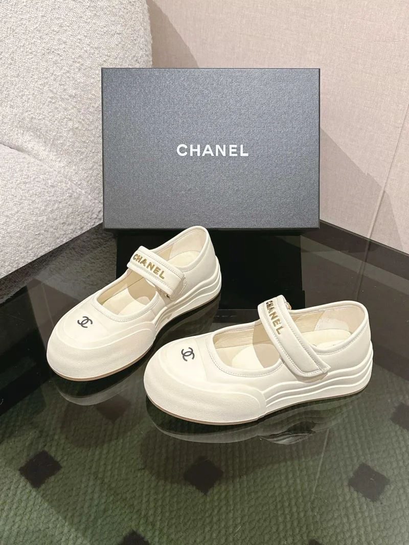 Chanel Low Shoes Elegant 18087