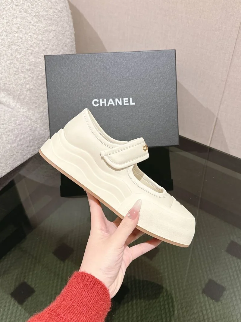 Chanel Low Shoes Elegant 18087