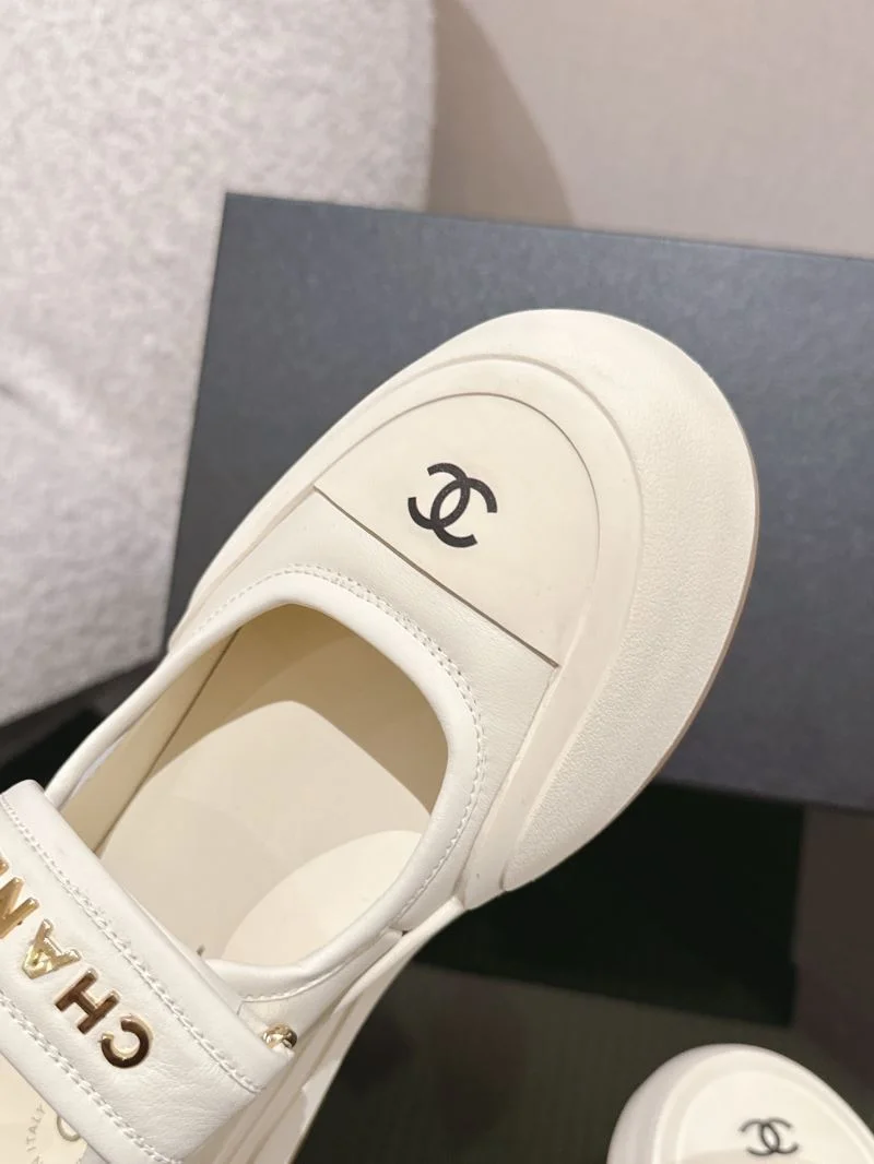 Chanel Low Shoes Elegant 18087