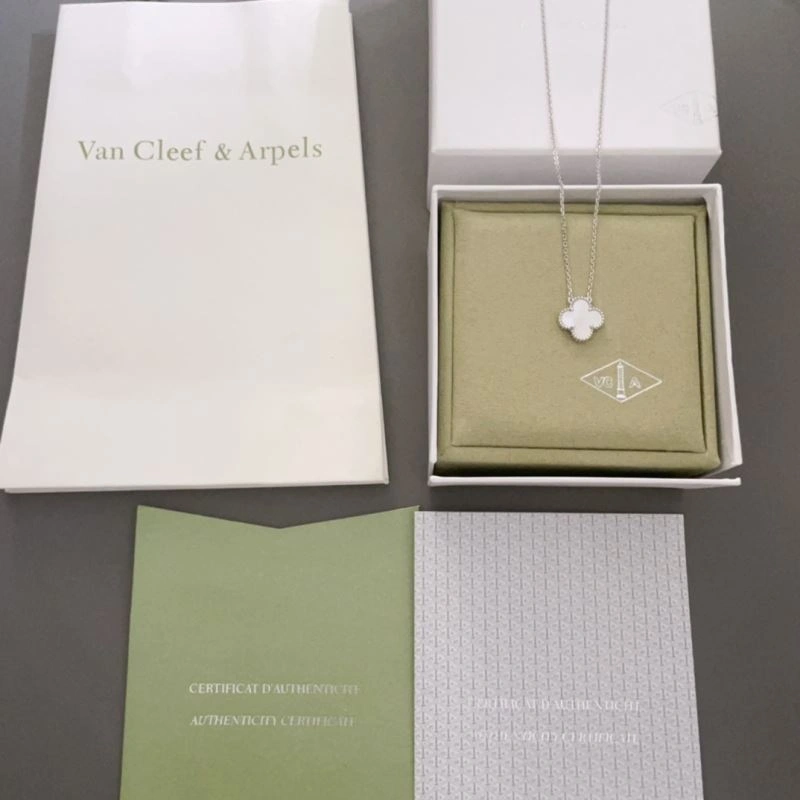 Chanel Necklaces Contemporary 231020