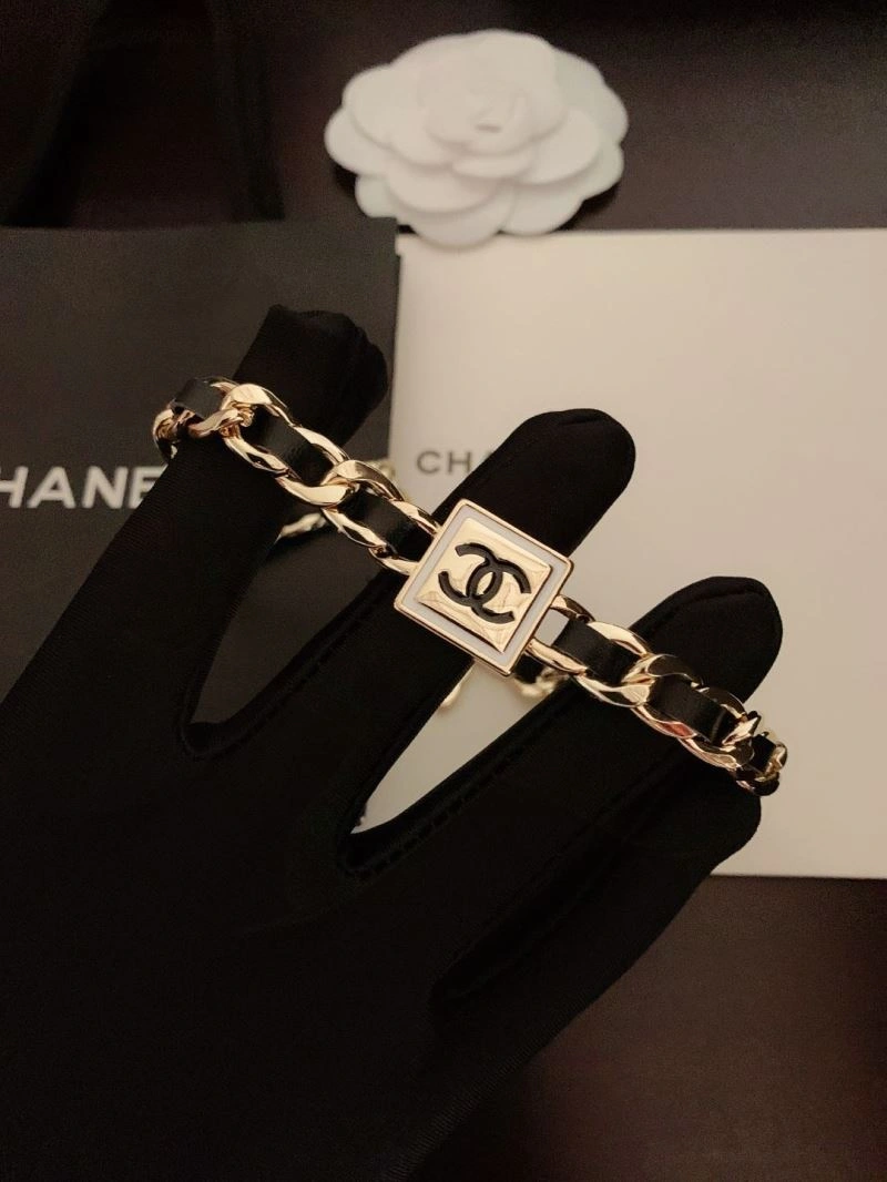 Contemporary Chanel Necklaces 230961