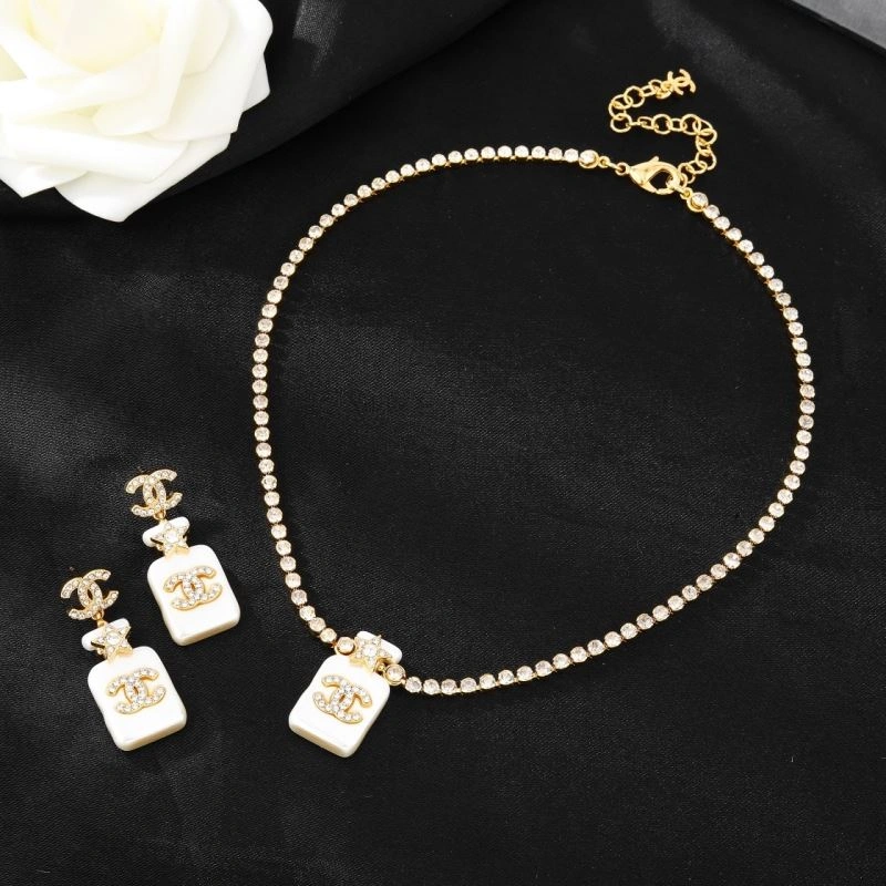 Chanel Necklaces Refined 230895