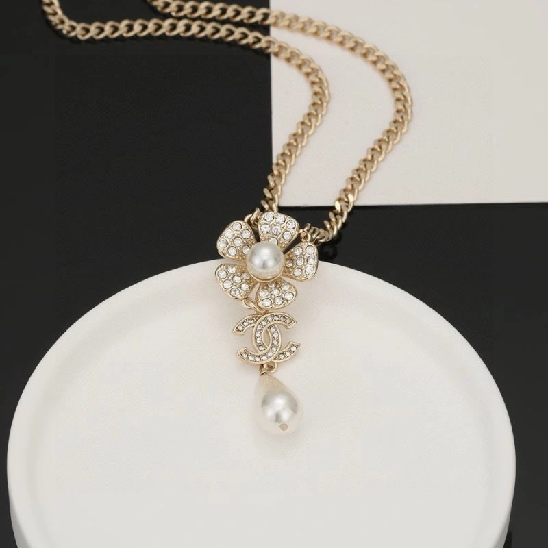 Chanel Necklaces Bold 230918