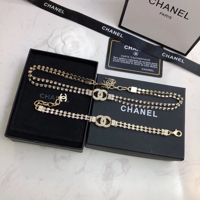 Sophisticated Chanel Necklaces 230367