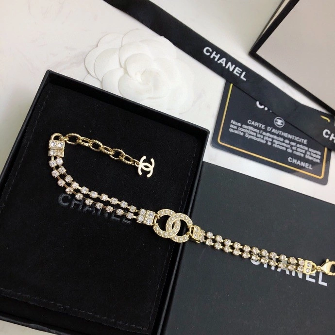 Sophisticated Chanel Necklaces 230367