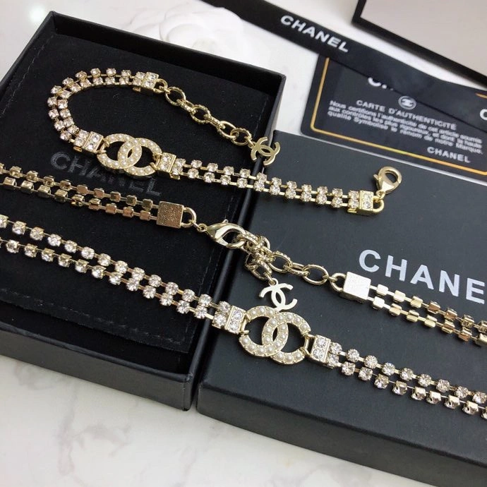 Sophisticated Chanel Necklaces 230367