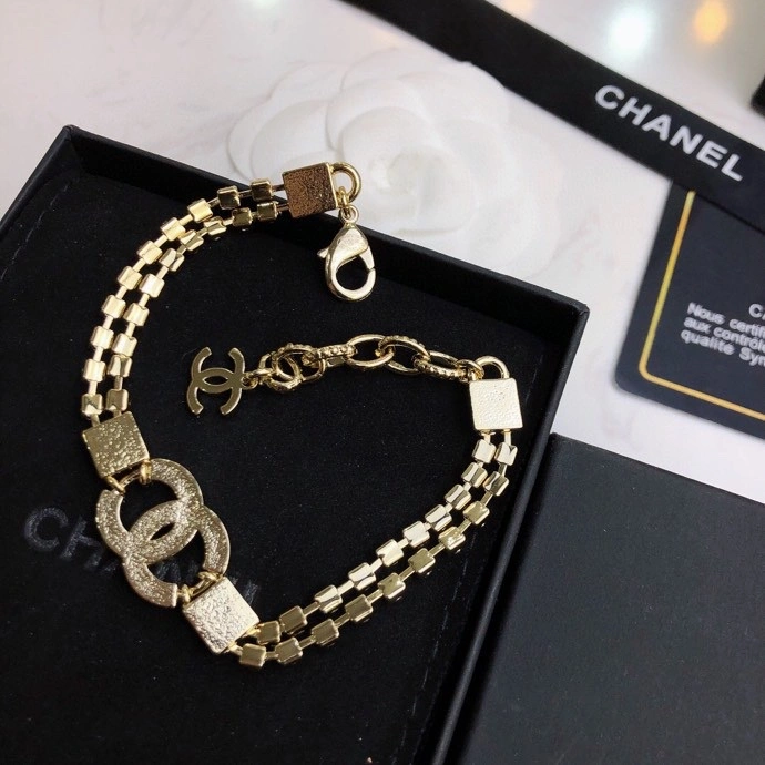 Sophisticated Chanel Necklaces 230367