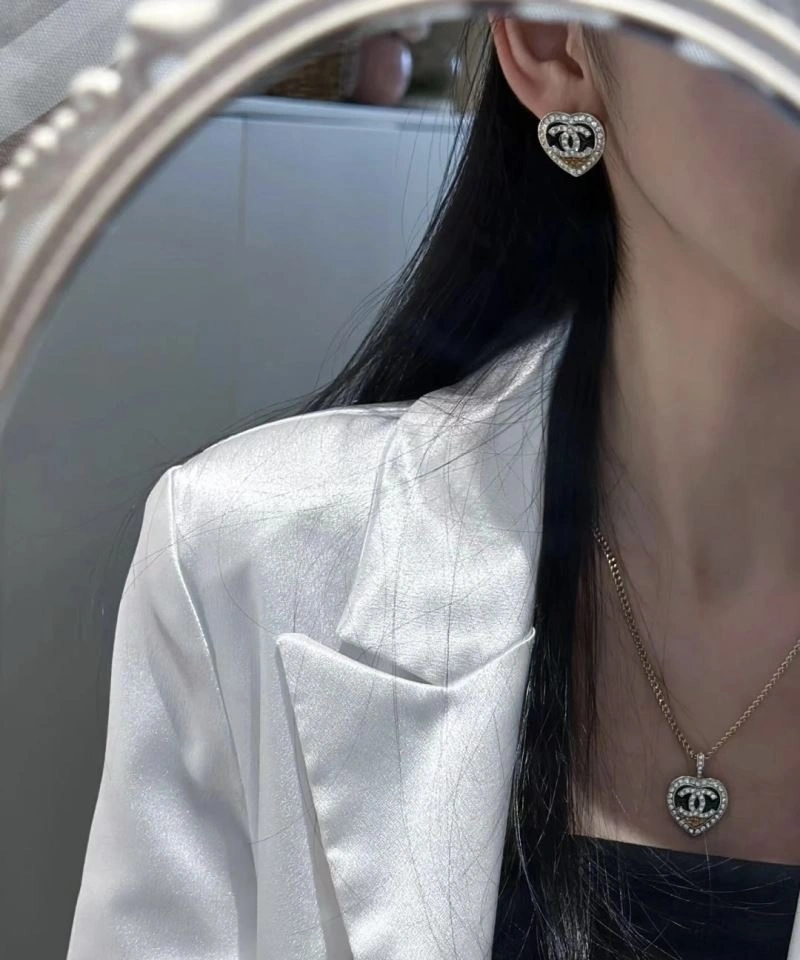 Minimalist Chanel Necklaces 229479