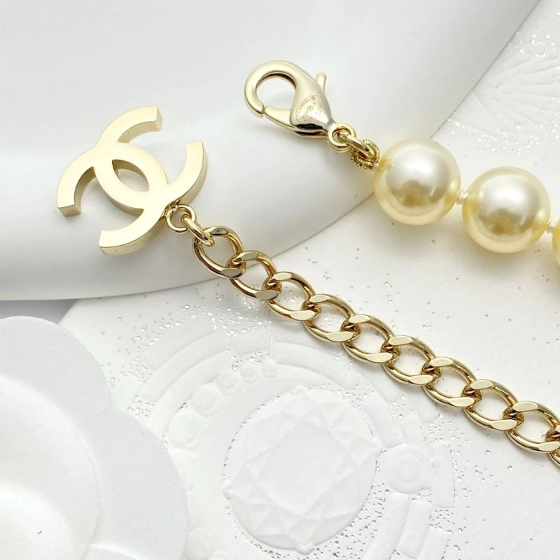 Snug Chanel Necklaces 229450