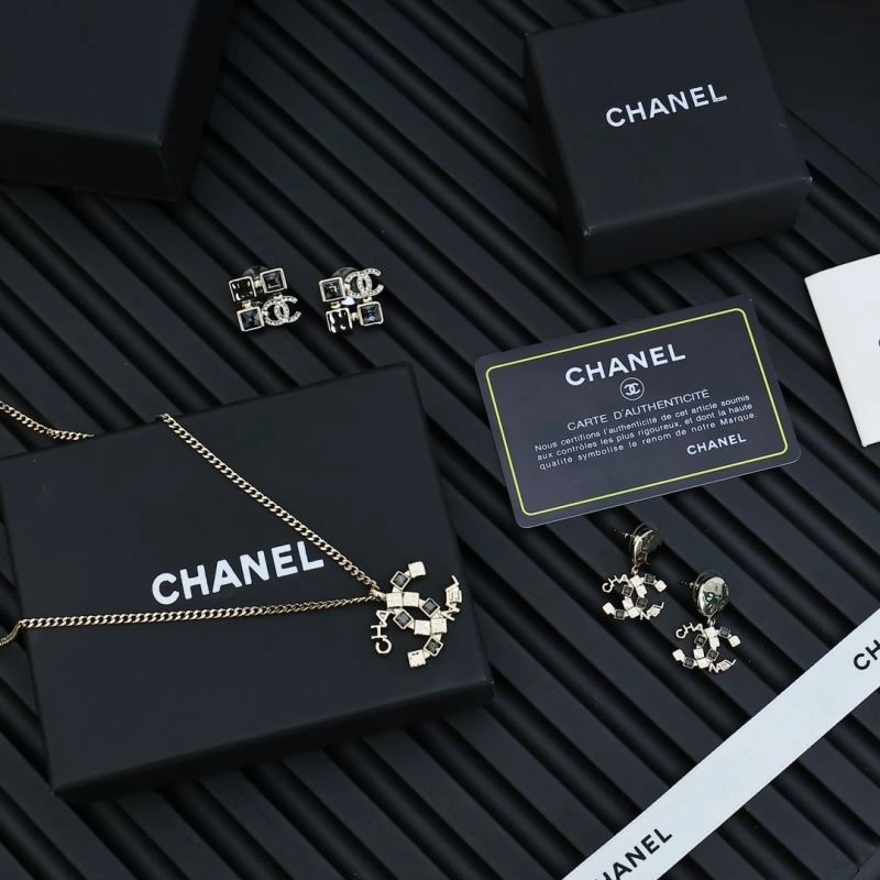 Snug Chanel Necklaces 229421