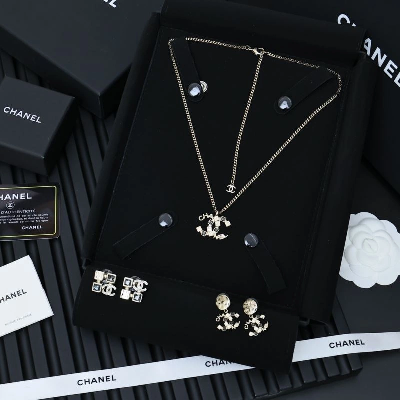 Snug Chanel Necklaces 229421