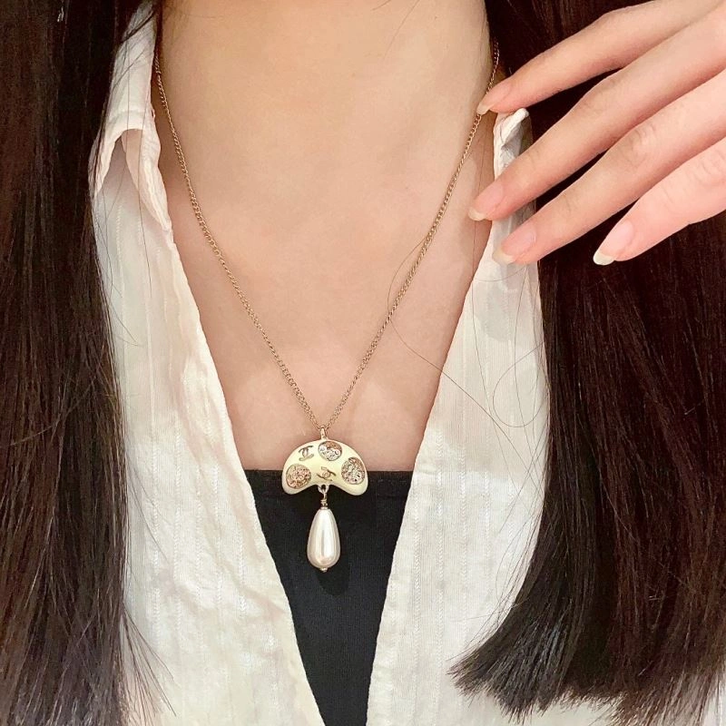 Minimalist Chanel Necklaces 228611