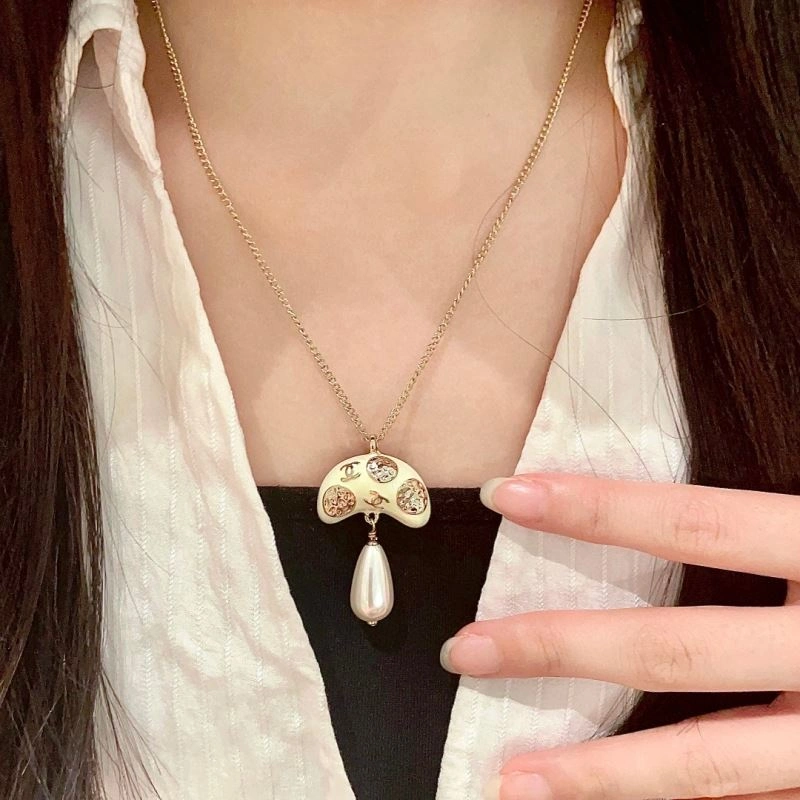 Minimalist Chanel Necklaces 228611